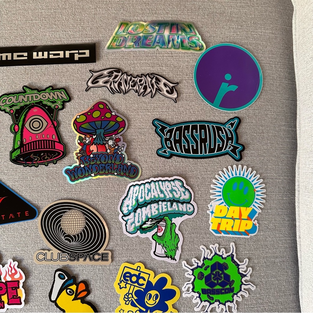 EDC luggage tag, air freshener and stickers - Picture 6 of 7